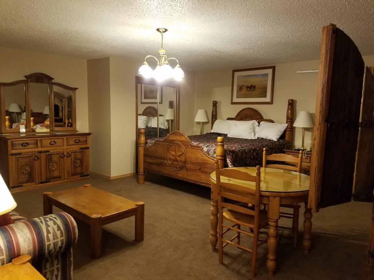 Regency Inn Dodge City Exterior photo